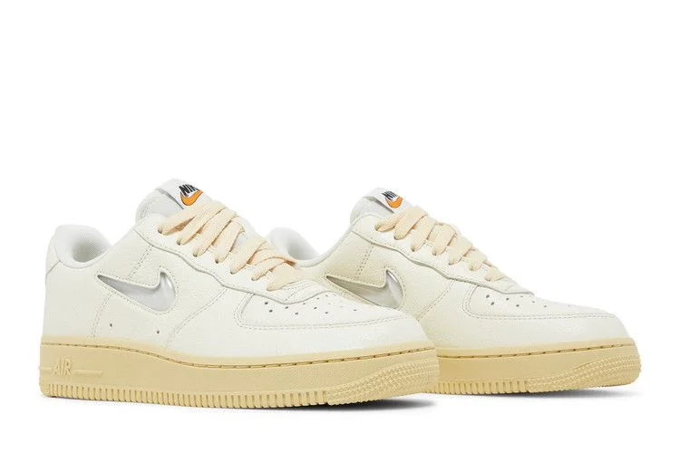 Krossovki-Nike-Wmns-Air-Force-1-07-LX-Coconut-Milk-7