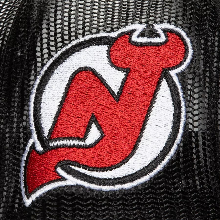 Бейсболка Mitchell & Ness Black New Jersey Devils Script Trucker Adjustable Hat