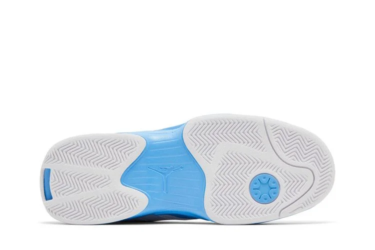 Krossovki-Air-Jordan-Wmns-Jordan-Max-Aura-6-White-University-Blue-3