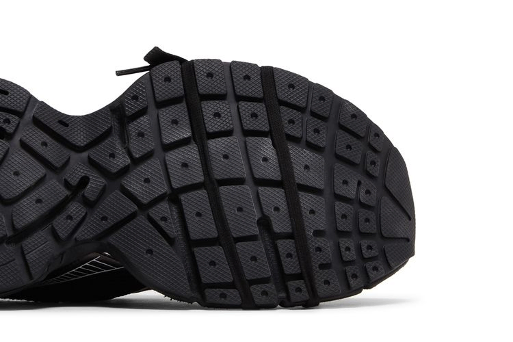 balenciaga-3xl-sneaker-worn-out-black-white-734734-w3xl1-1090_04