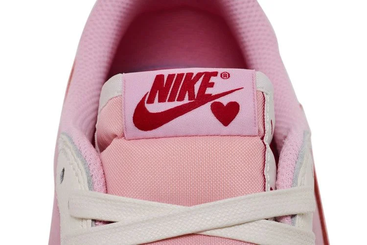 Krossovki-Travis-Scott-x-Air-Jordan-1-Retro-Low-OG-Sail-Tropical-Pink-8
