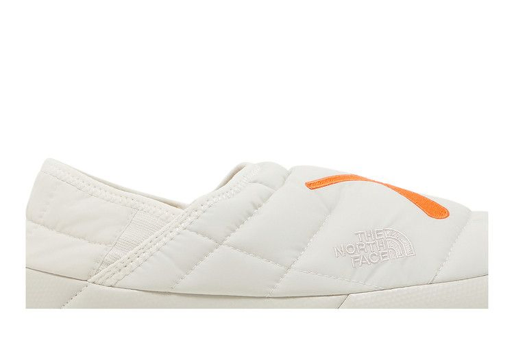 kaws-x-thermoball-traction-mule-vs-moonlight-ivory-orange-nf0a7w6i-746_01