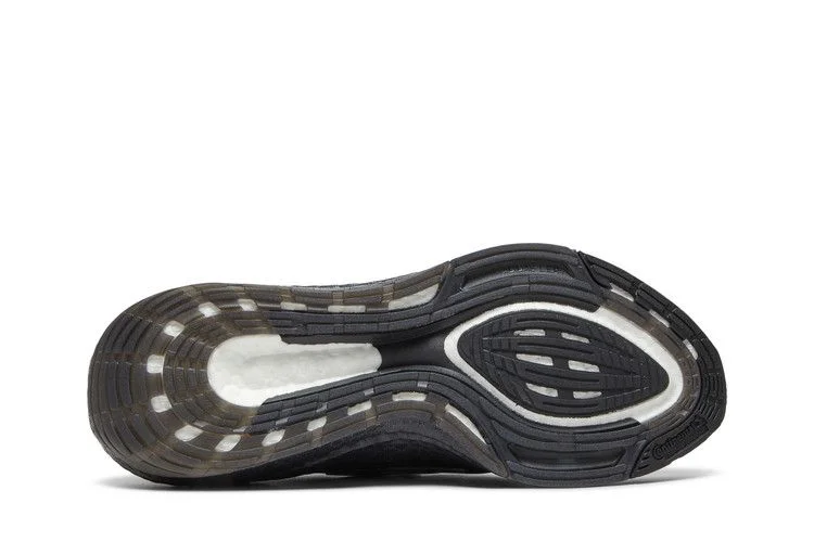 Krossovki-adidas-UltraBoost-22-Triple-Black-3
