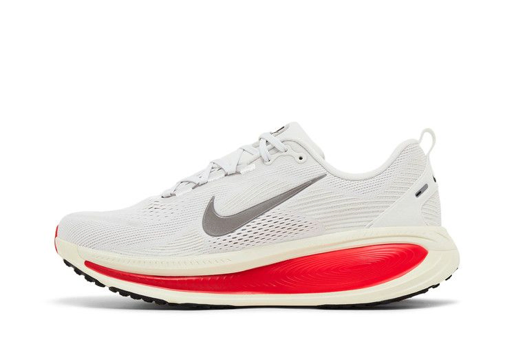 Кроссовки Nike Vomero 18 'Platinum Tint Siren Red'