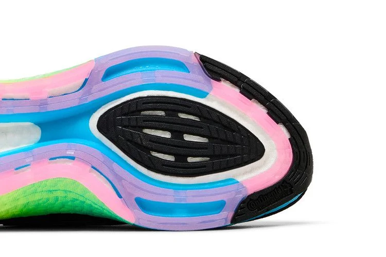 Krossovki-adidas-UltraBoost-22-Black-Multi-Gradient-4