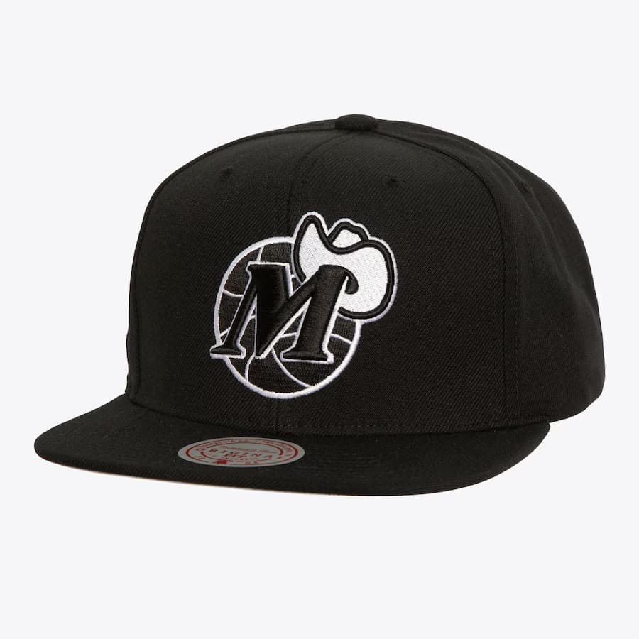 Mitchell-Ness-Black-White-Dallas-Mavericks-Hardwood-Classics-Evergreen-OG-Snapback-Hat