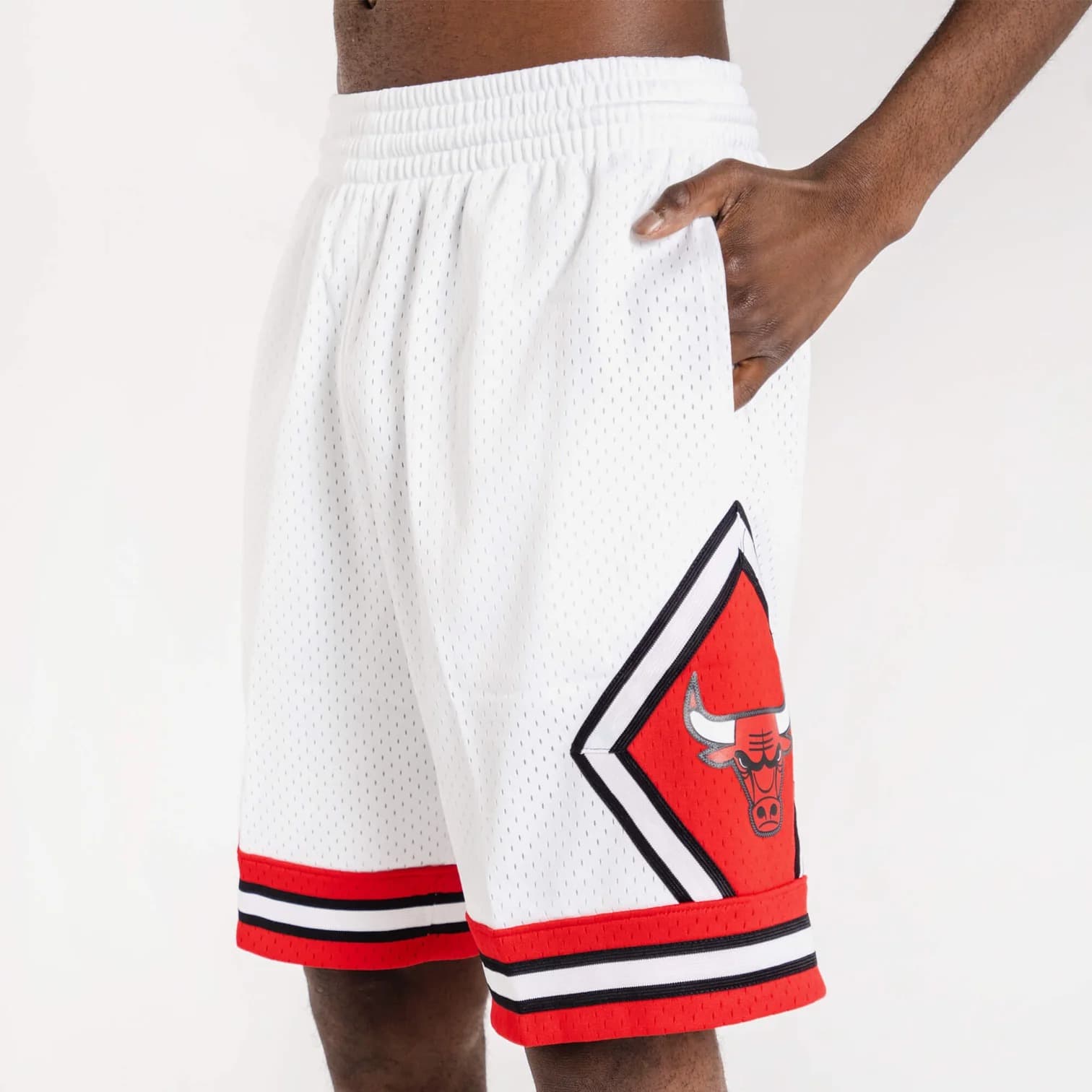 Спортивные шорты Mitchell & Ness Chicago Bulls 1997-98 Hardwood Classics Throwback Swingman NBA Shorts White