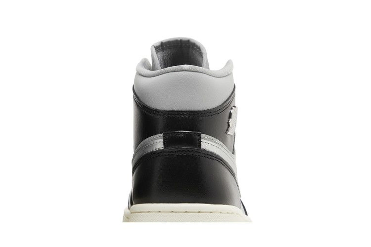 Кроссовки Wmns Air Jordan 1 Mid SE 'Black Chrome'