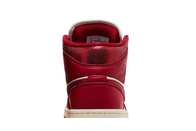 Кроссовки Wmns Air Jordan 1 Mid 'Valentine's Day 2025'