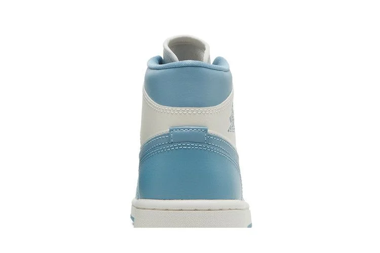 Кроссовки Wmns Air Jordan 1 Mid 'University Blue'