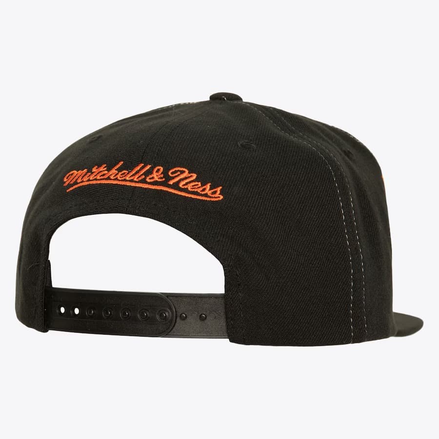 Бейсболка Mitchell & Ness Black Anaheim Ducks Varsity Bust Snapback Hat