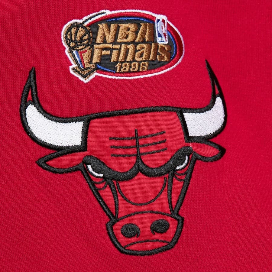 Худи Mitchell & Ness Scarlet Chicago Bulls Team OG 2.0 Vintage Logo Fleece Pullover Hoodie