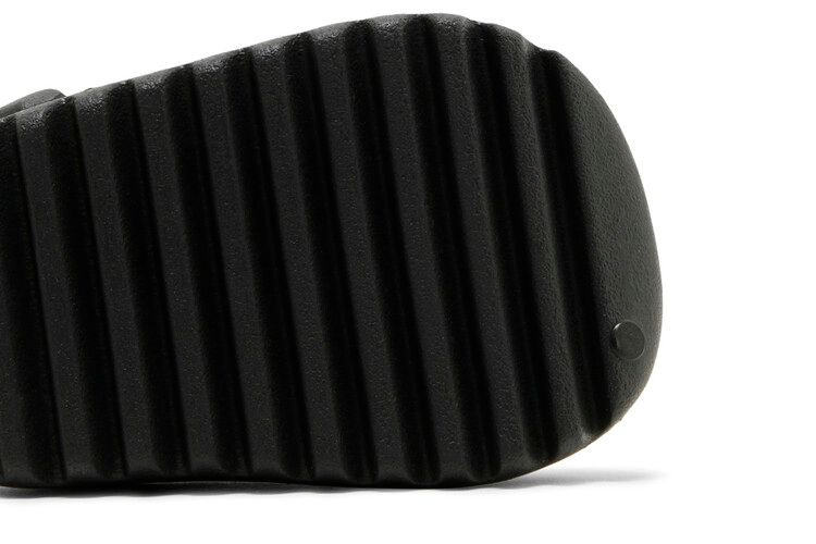 yeezy-slides-infants-dark-onyx-id5106_04