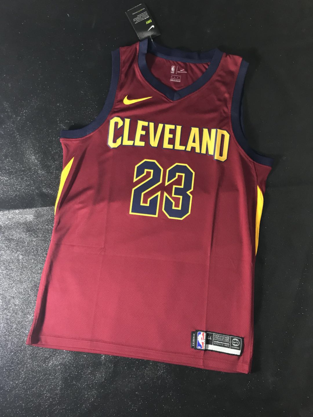 2017-18-LeBron-James-Cleveland-Cavaliers-23-Icon-Maroon-1