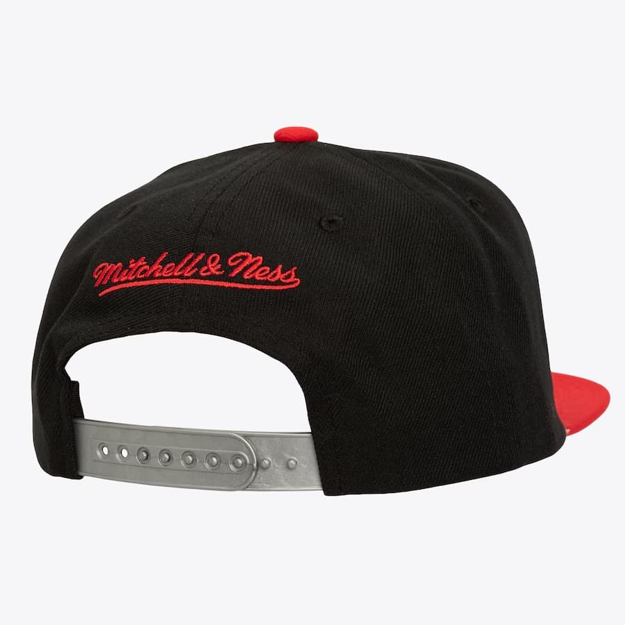 Mitchell-Ness-Black-Chicago-Bulls-1991-NBA-Finals-Champions-Flipside-Snapback-Hat-1