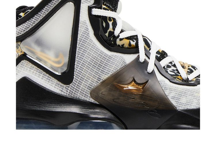 Кроссовки Nike LeBron 19 SE GS 'White Metallic Gold'