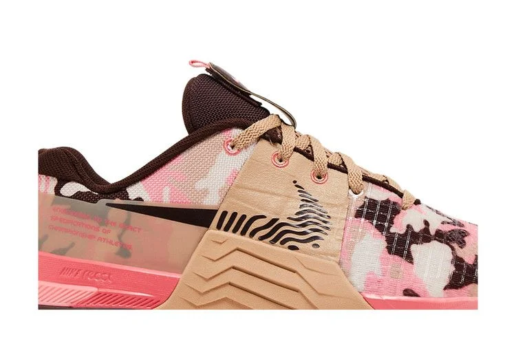 Krossovki-Nike-Wmns-Metcon-8-AMP-Coral-Chalk-Camo-1