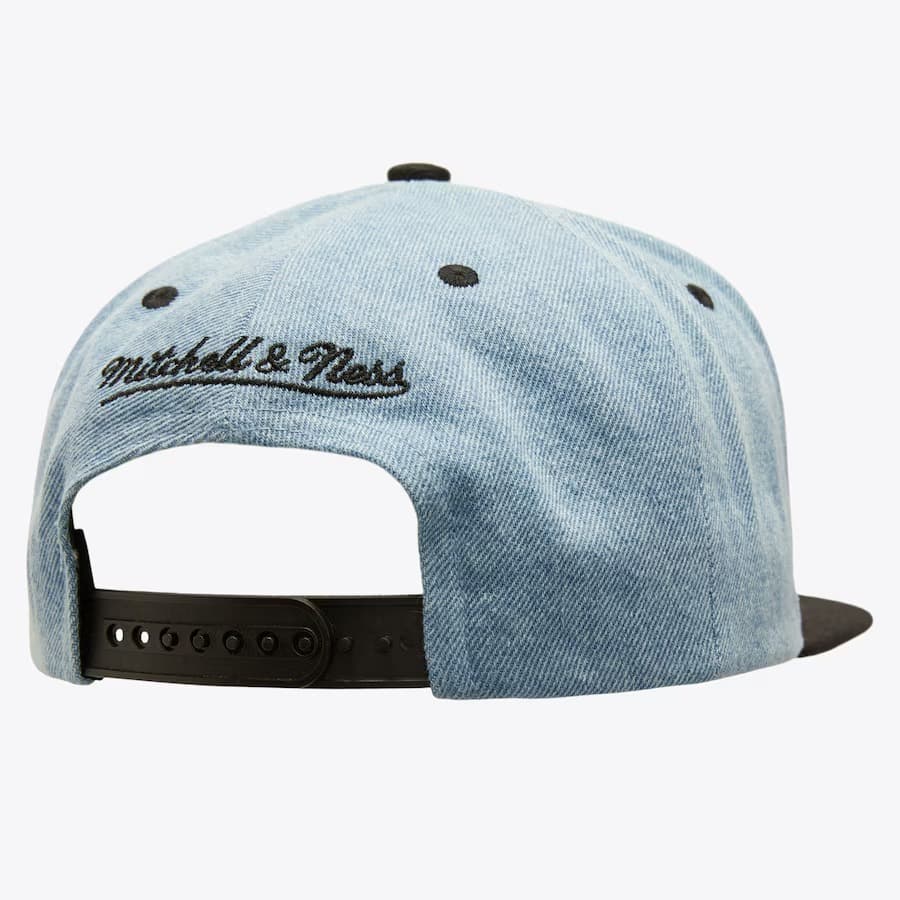 Бейсболка Mitchell & Ness Light Blue Chicago Bulls D-Stressed Snapback Hat