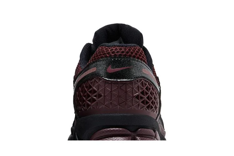 Кроссовки Nike Wmns Zoom Vomero 5 'Black Burgundy Crush'
