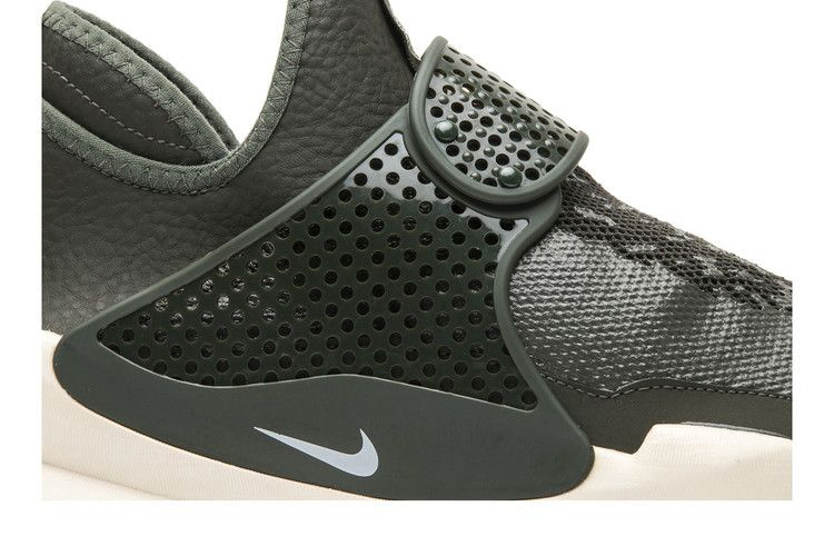 stone-island-x-nikelab-sock-dart-mid-sp-910090-300_01