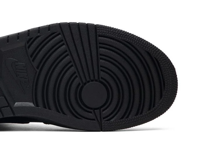 Кроссовки Wmns Air Jordan 1 Mid Patent SE 'Triple Black'