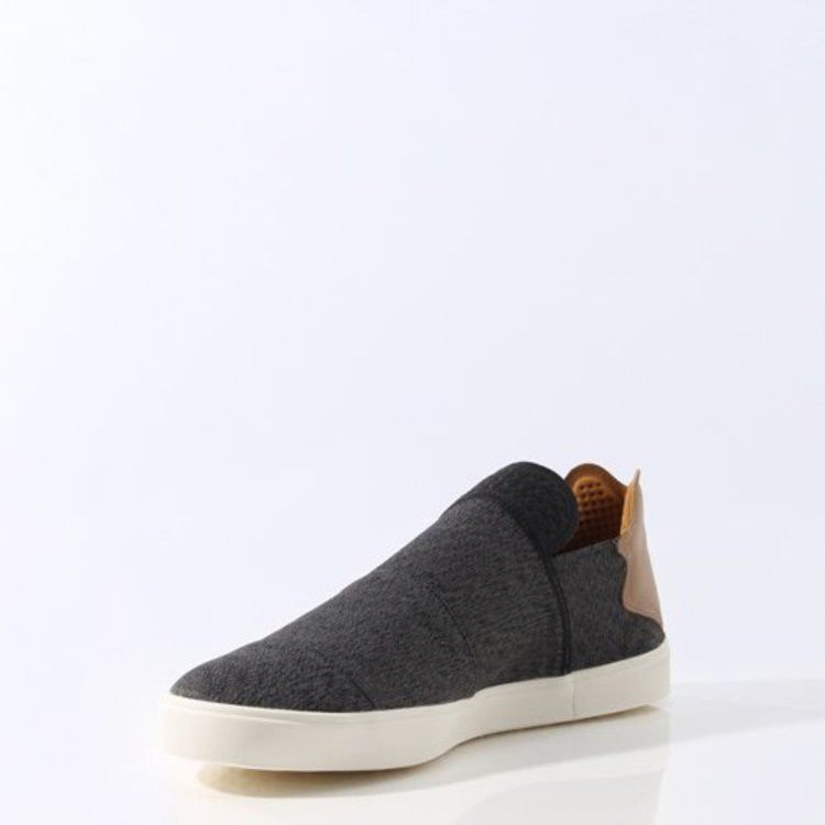 pharrell-williams-x-elastic-slip-on-core-black-aq5781_01