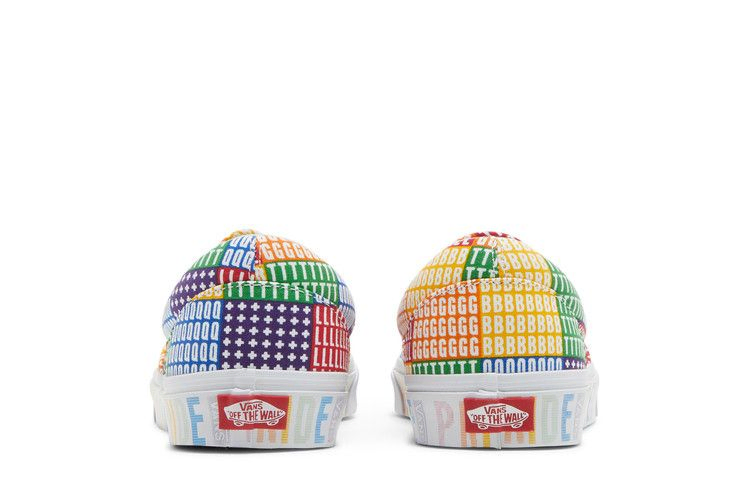 classic-slip-on-pride-vn0a33tb3wj_05