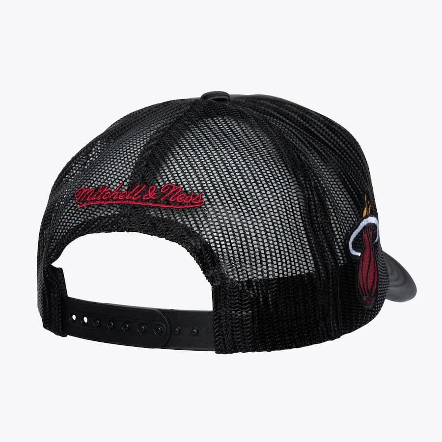 Бейсболка Mitchell & Ness Black Miami Heat Satin Trucker Snapback Hat