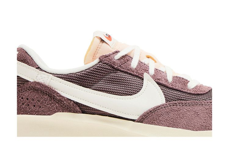 wmns-waffle-debut-vintage-plum-eclipse-sail-dx2931-200_01