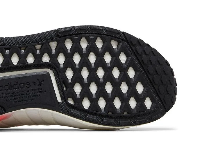 Krossovki-adidas-NMD_V3-Cloud-White-Core-Black-4