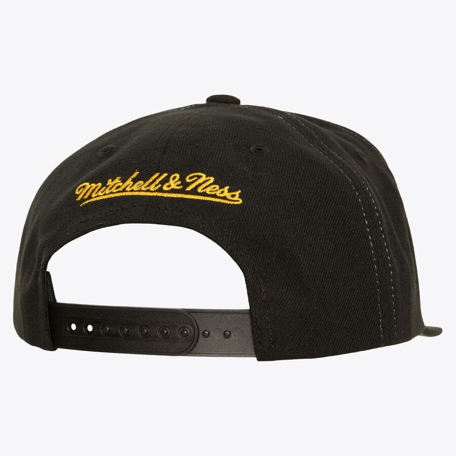 Mitchell-Ness-Black-Boston-Bruins-Varsity-Bust-Vintage-Snapback-Hat-1