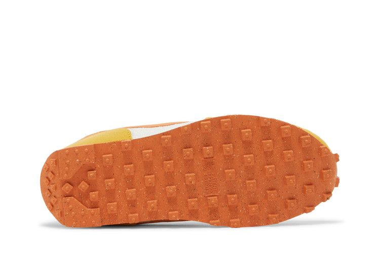 wmns-daybreak-se-sun-club-white-sand-gold-dm7605-101_03