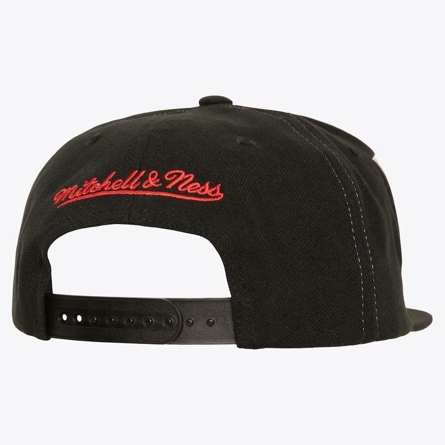 Бейсболка Mitchell & Ness Black New York Rangers Varsity Bust Vintage Snapback Hat