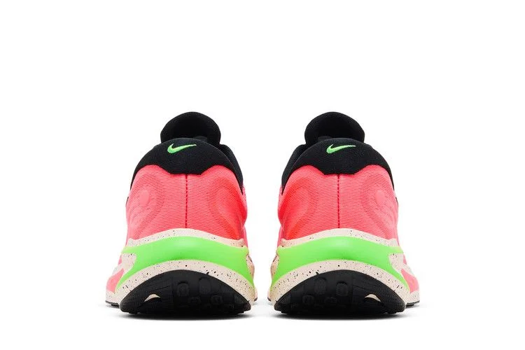 Krossovki-Nike-Wmns-Journey-Run-Hot-Punch-5