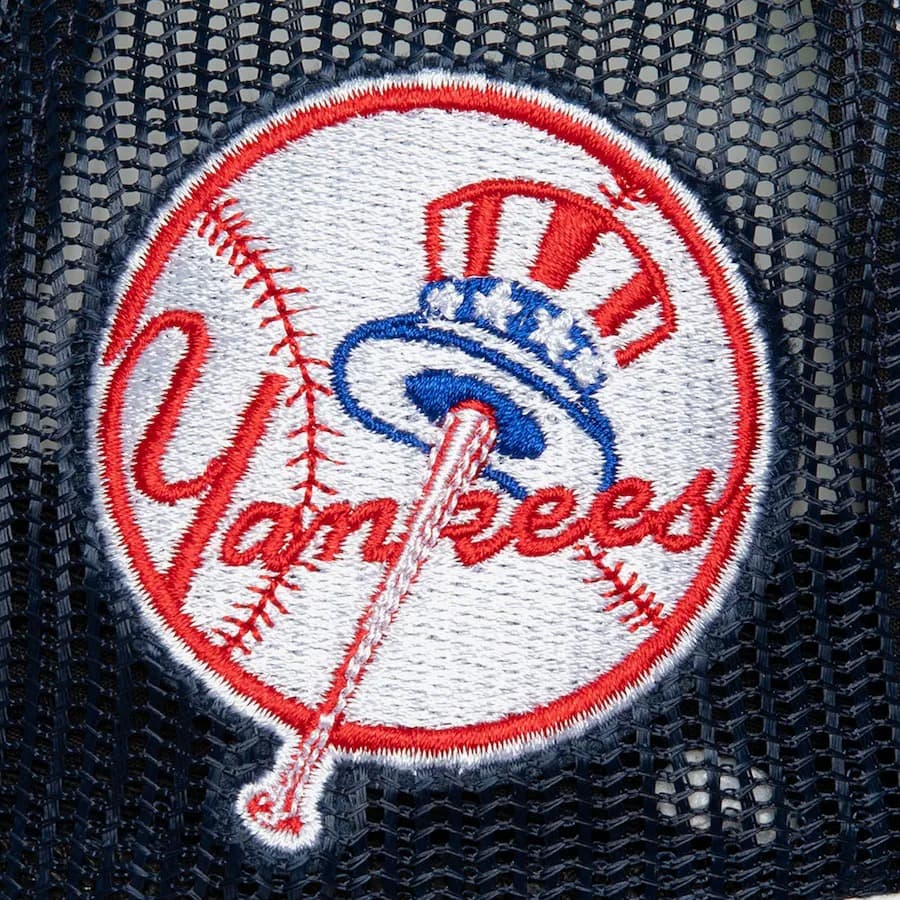 Бейсболка Mitchell & Ness White New York Yankees Blocker Trucker Snapback Hat