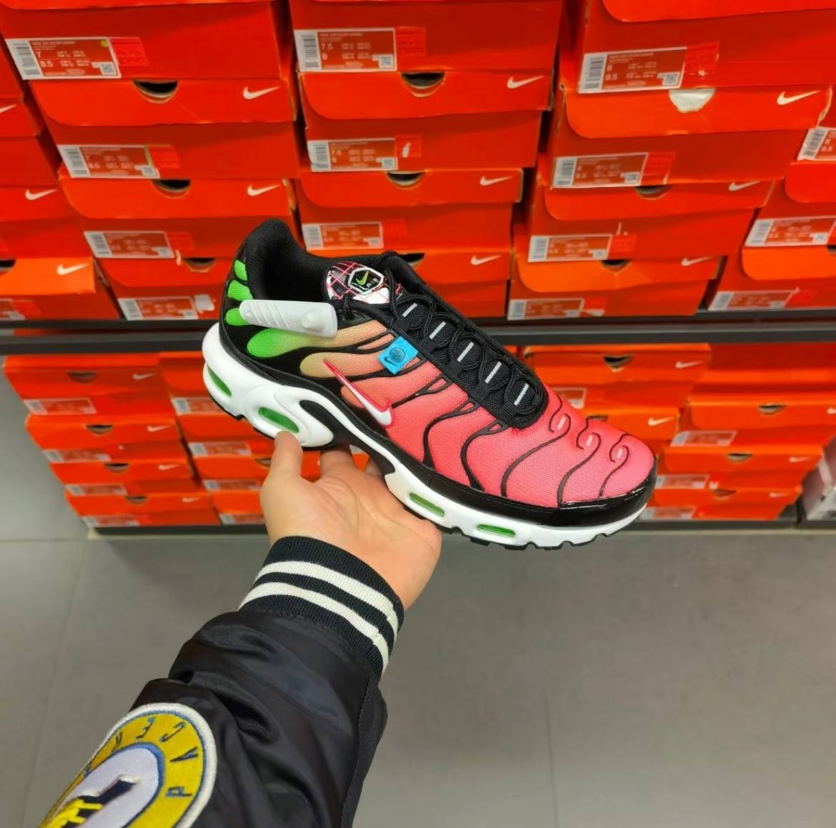 Кроссовки Nike Air Max Plus 'Worldwide Pack - Crimson Green'