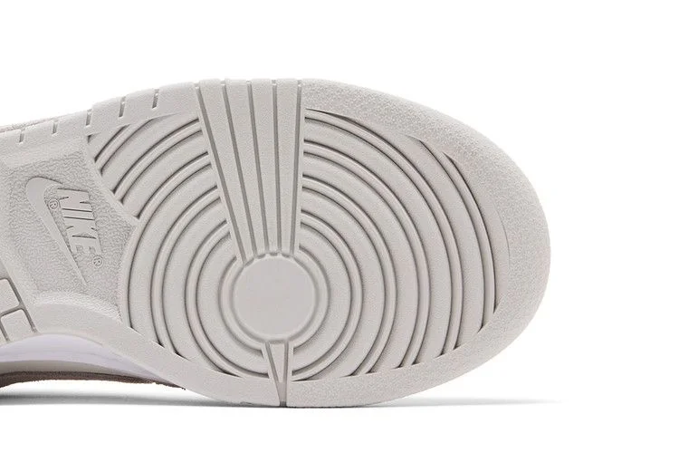 Кроссовки Nike Wmns Dunk Low SE 'Sail White Metallic Silver'