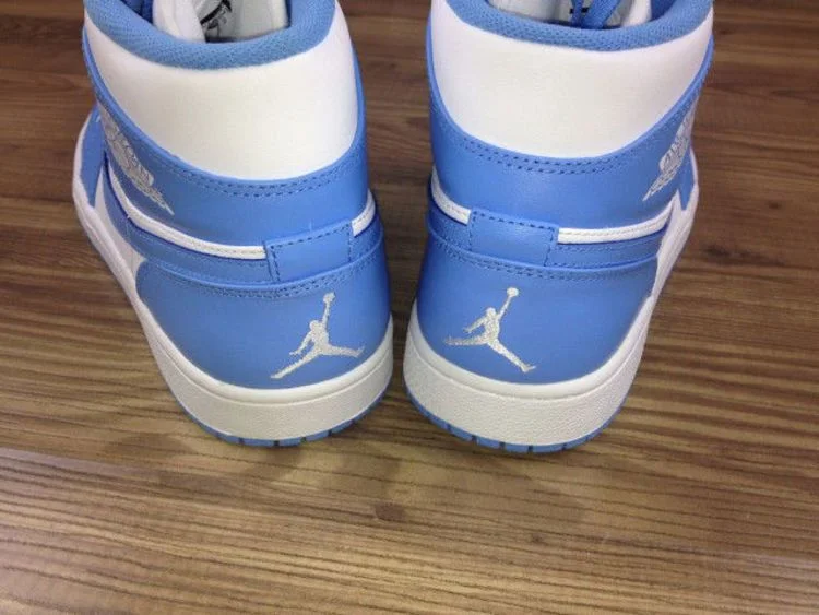 Krossovki-Air-Jordan-1-Mid-UNC-4
