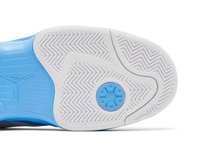 Krossovki-Air-Jordan-Wmns-Jordan-Max-Aura-6-White-University-Blue-4
