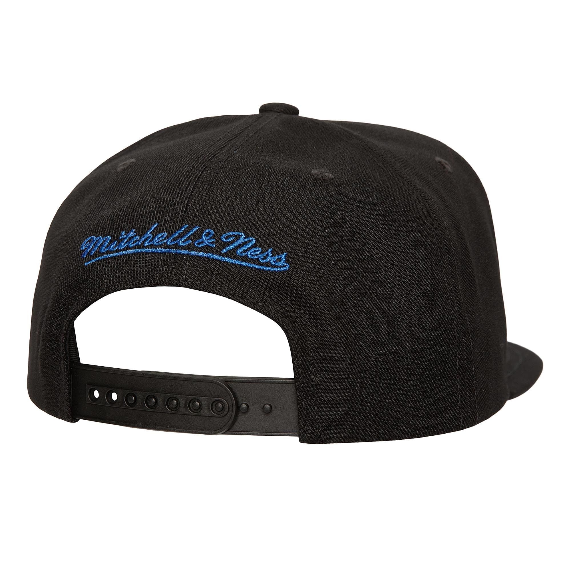 Mitchell-Ness-Shattered-Snapback-New-York-Knicks-1