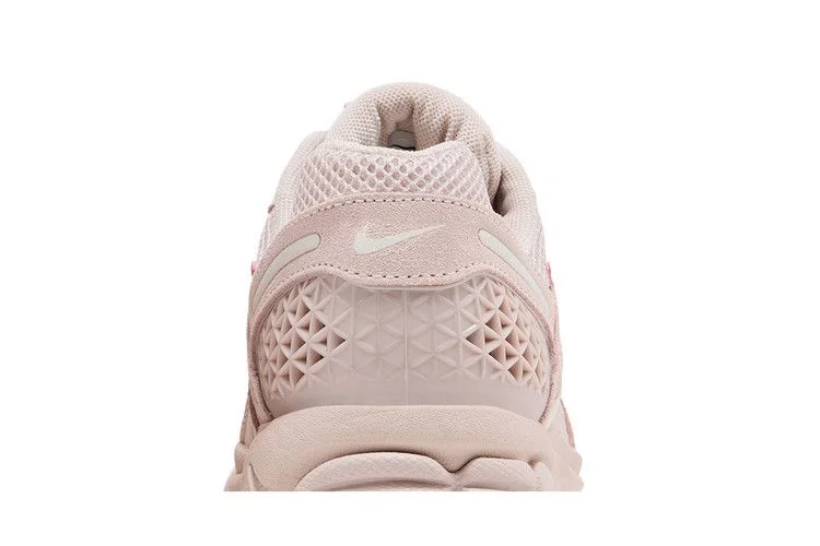 Кроссовки Nike Wmns Zoom Vomero 5 'Silt Red/Red Stardust/Vast Grey'