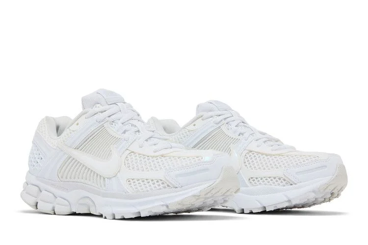 Krossovki-Nike-Wmns-Air-Zoom-Vomero-5-Triple-White-7