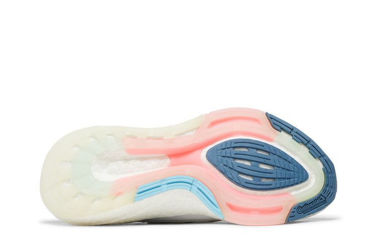 wmns-ultraboost-22-white-almost-blue-gx5929_03