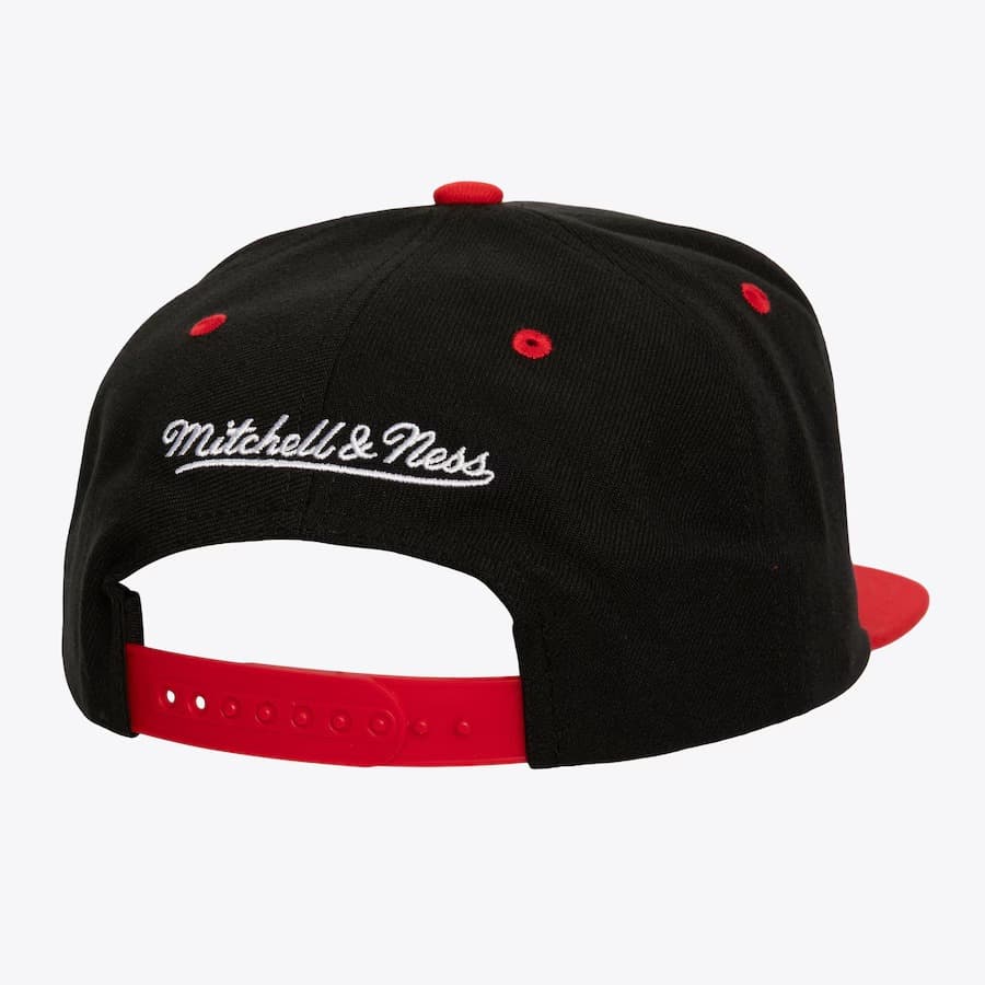 Бейсболка Mitchell & Ness Black Chicago Bulls Shattered OG Snapback Hat