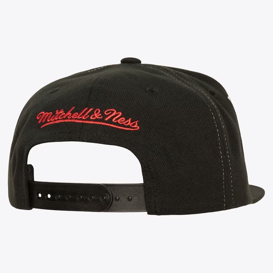 Mitchell-Ness-Black-Detroit-Red-Wings-Varsity-Bust-Vintage-Snapback-Hat-1