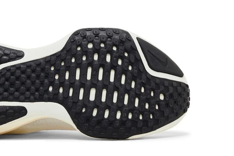 Кроссовки Nike Wmns ZoomX Invincible 3 'Summit White Black'