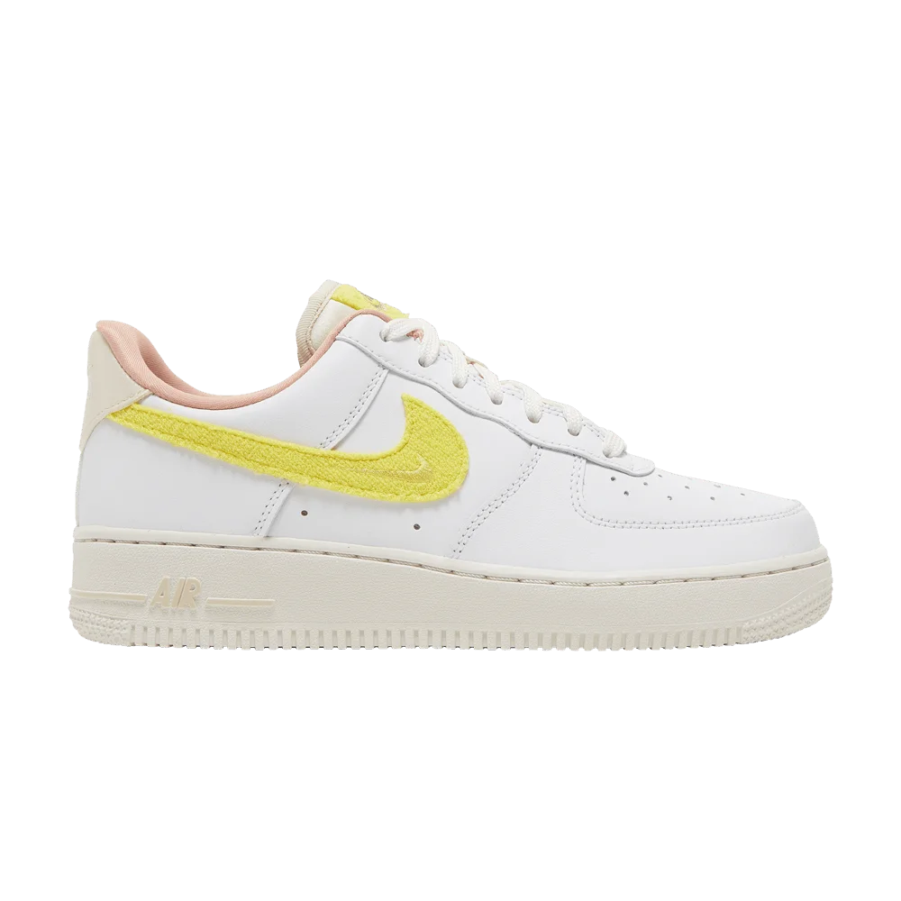Krossovki-Nike-Wmns-Air-Force-1-07-LX-Mama
