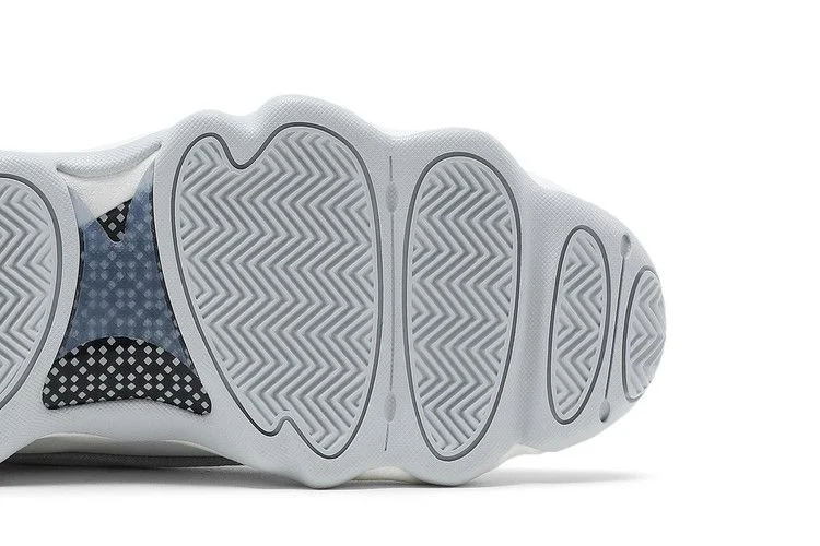Krossovki-Air-Jordan-Pro-Strong-White-Metallic-Platinum-4