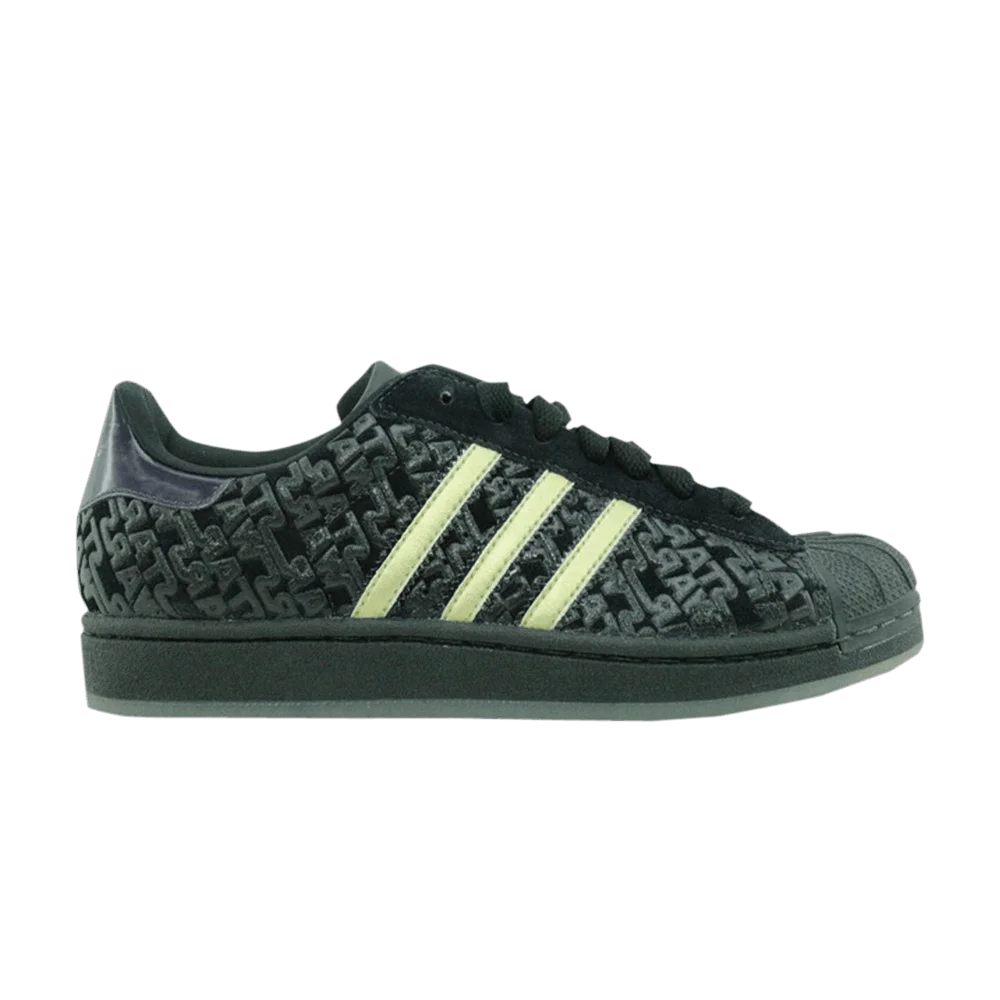 Krossovki-Star-Wars-x-adidas-Superstar-2-All-Over-Star-Wars-Embossed