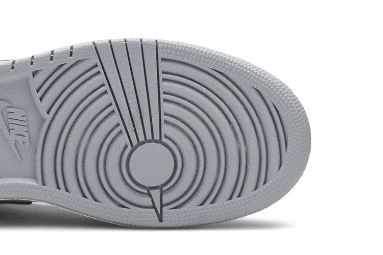 Krossovki-Air-Jordan-1-Retro-Mid-GS-White-Wolf-Grey-4